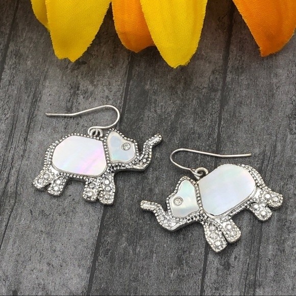 🌼 Mother of Pearl Elephant Silver Dangle Earrings - Picture 1 of 3